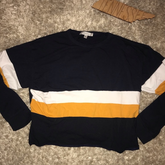 Tops - ⚡️SALE $6⚡️ Trendy top✨